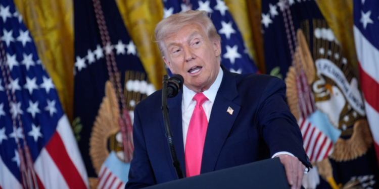 “Pyesni Clintonin për Epstein”, Trump: Mos humbni kohën me mua, kam një vend për të drejtuar