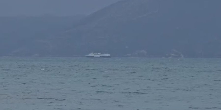 Trageti i linjës Vlorë-Brindisi del në det për të shmangur përplasjet në kalatën e portit