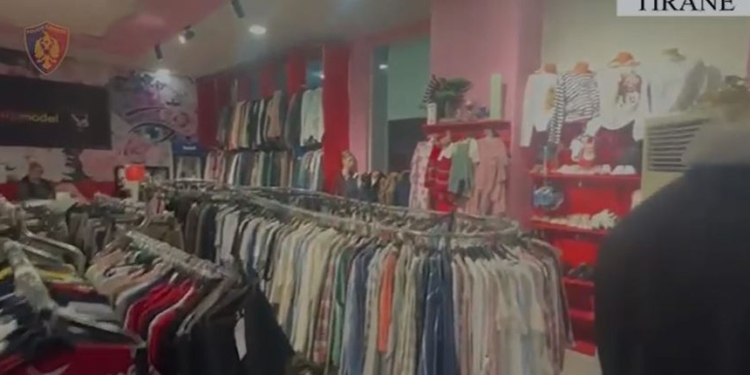 “Outlet” në Yzberisht, zbulohet dyqani me mallra të kontrabanduara, arrestohet administratorja
