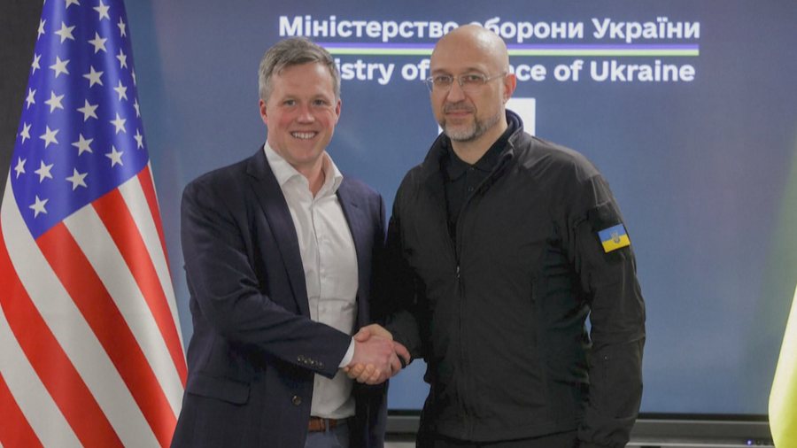 Pentagoni zbarkon në Ukrainë! Kievi do të japë Donbasin dhe do të përgjysmojë ushtrinë?