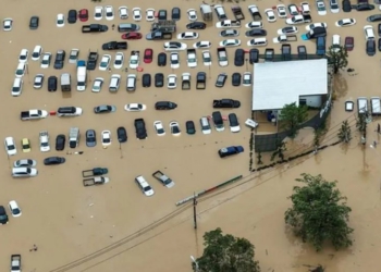 Reshjet më të mëdha në 300 vjet, me dhjetëra të vdekur, 2 milionë të izoluar nga përmbytjet në Azi