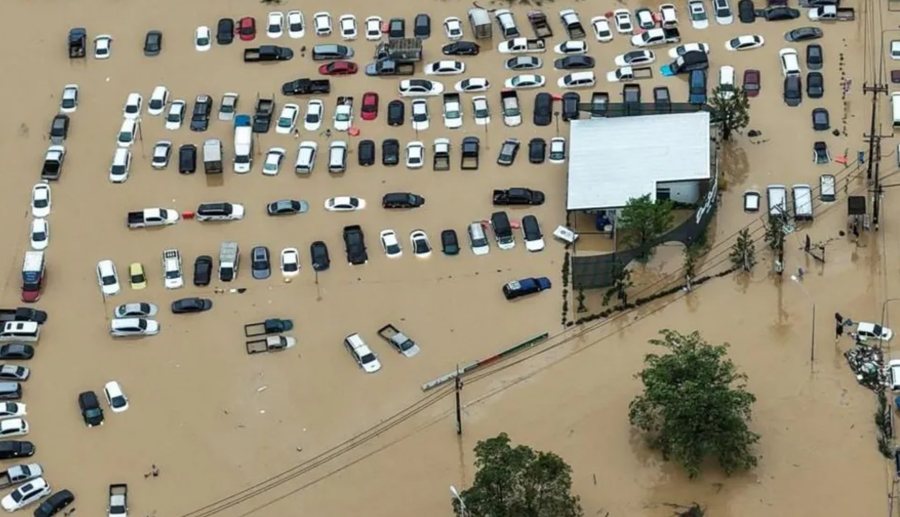 Reshjet më të mëdha në 300 vjet, me dhjetëra të vdekur, 2 milionë të izoluar nga përmbytjet në Azi