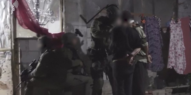 “Largohuni, po kryeni krime lufte!” Izraeli vret 13 sirianë, shumica gra dhe fëmijë