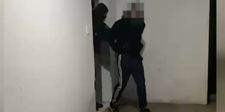 Dhunoi të atin dhe u largua nga banesa, arrestohet 29-vjeçari në Lezhë