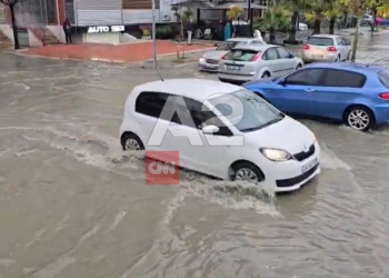 Mëngjesi e gjen Durrësin të mbushur me ujë, probleme në kryqëzimet kryesore