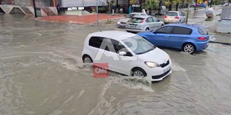 Mëngjesi e gjen Durrësin të mbushur me ujë, probleme në kryqëzimet kryesore
