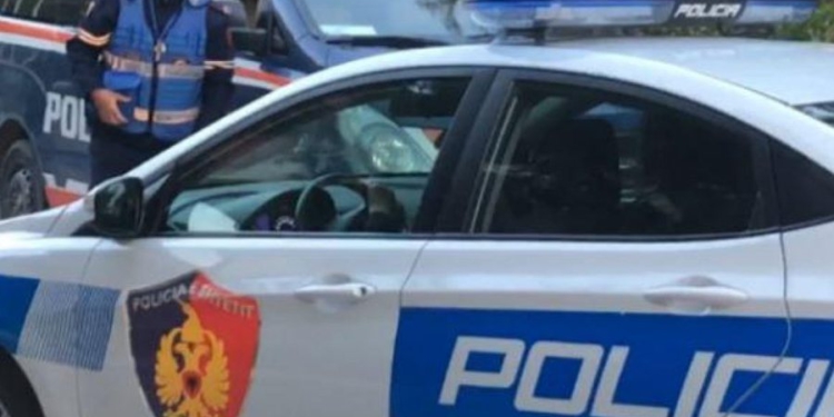 Të armatosur lëviznin me mjet të blinduar me targa ruse, arrestohen dy të rinj në Durrës