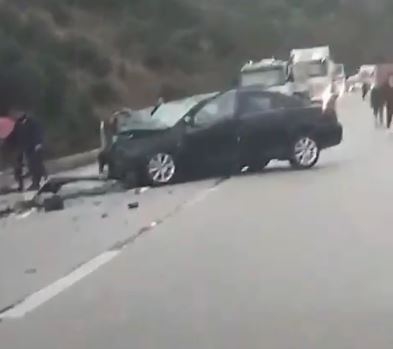 VIDEO- Përplasen “kokë më kokë” dy makina në aksin Levan-Tepelenë, raportohet për të plagosur