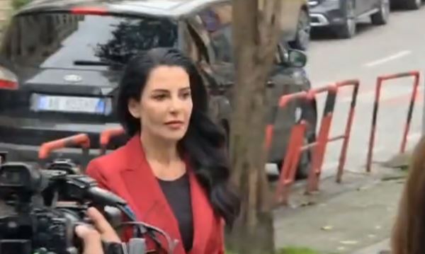 U pezullua nga detyra, Belinda Balluku mbërrin në GJKKO (VIDEO)