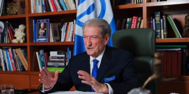 “Shko në SPAK dhe përballu! Komentet i lexon, fletëthirrjen jo”/ Berisha njofton bisedë live në rrjetet sociale, fansat e ‘masakrojnë’