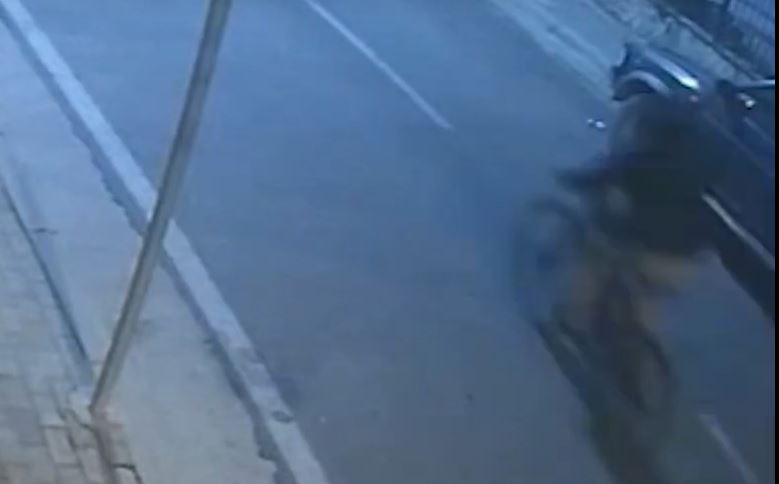 VIDEO / Tritoli në vilën e Xhelal Mziut, dalin pamjet e autorit me biçikletë, dyshohet edhe për…