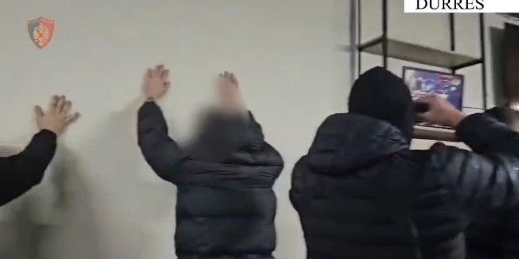 Durrës/ “Çmontohet” rrjeti i shpërndarjes së drogës pranë shkollave, 12 të arrestuar (VIDEO)