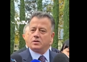 Lapsusi në Vlorë dhe përjashtimi i anëtares së PD-së, komentuesit “masakrojnë” Flamur Nokën