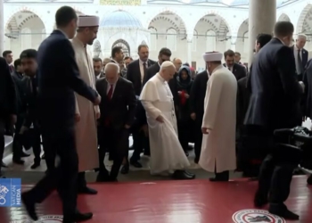 VIDEO-Papa viziton Turqinë, heq këpucët kur futet në Xhaminë Blu