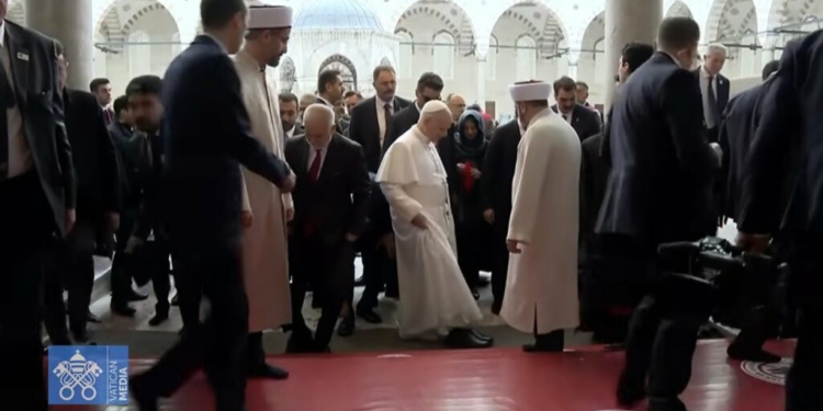 VIDEO-Papa viziton Turqinë, heq këpucët kur futet në Xhaminë Blu