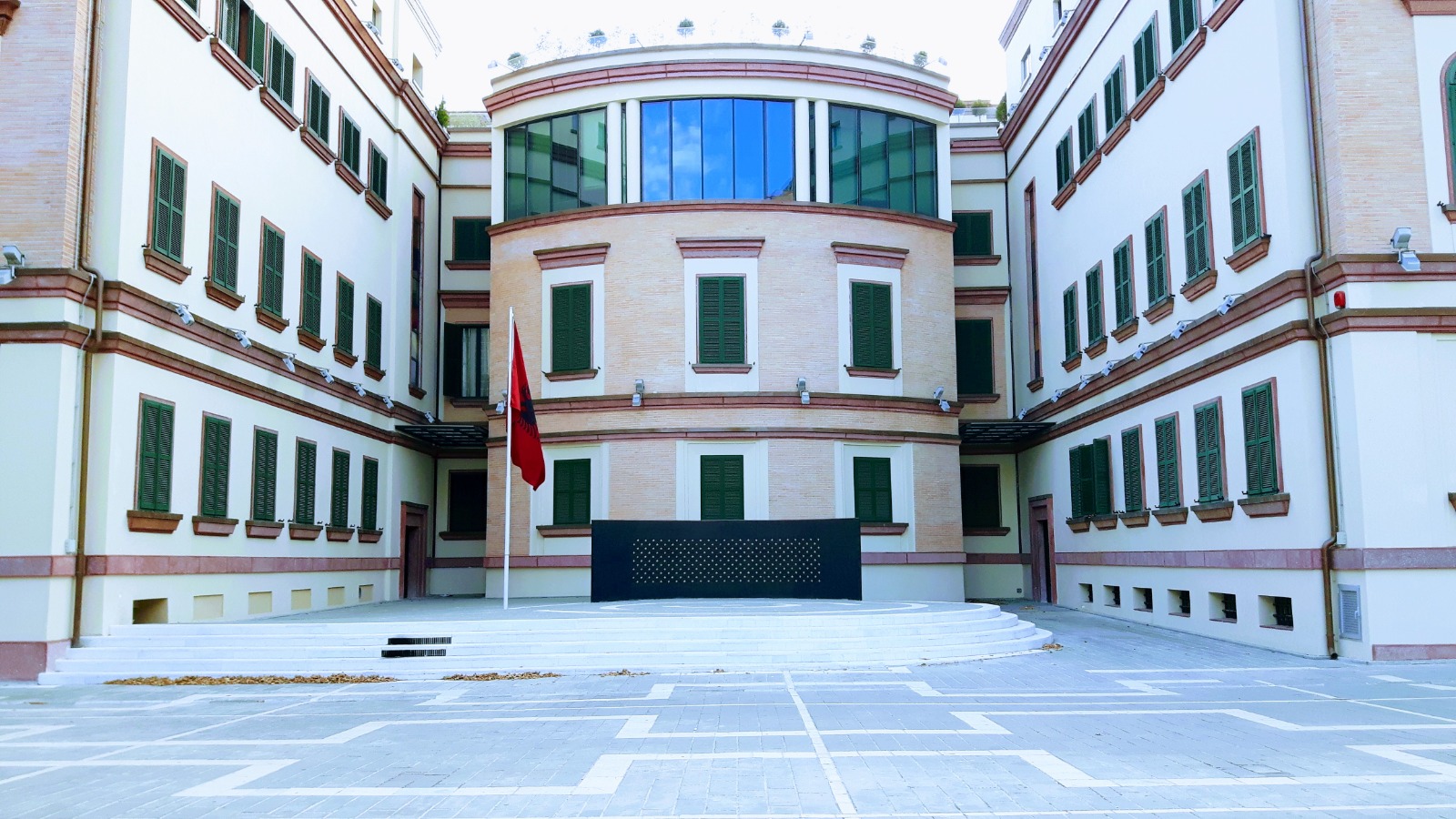 Atentati në Rinas, i plagosuri agjent i AMP/ Reagon kabineti i MB: Është marrë në punë në shtator, po verifikohen të gjitha rekrutimet