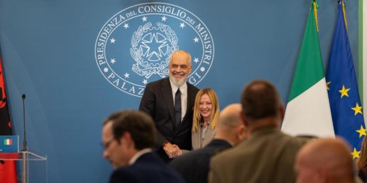 Rama kritikon fotografët italianë: Edhe ato fotot që i bëni i keni shumë të shëmtuara