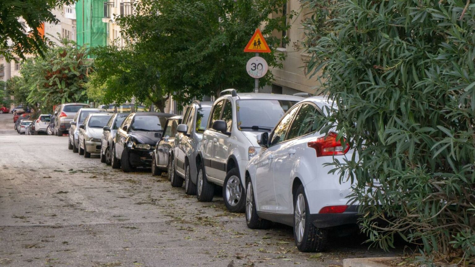 Mijëra vende të parkimit publik rrezikohen të hiqen, ja në cilin qytet do të zbatohet