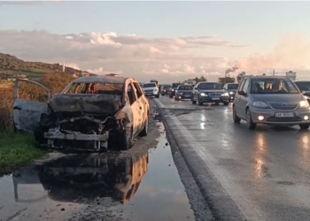Shkrumbohet makina pas përplasjes në Lushnje, shpëtojnë mrekullisht nëna shofere dhe dy fëmijët