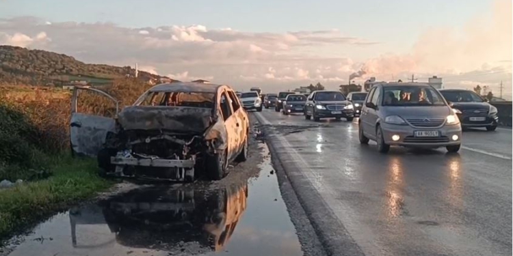 Shkrumbohet makina pas përplasjes në Lushnje, shpëtojnë mrekullisht nëna shofere dhe dy fëmijët