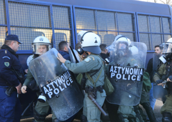 Fermerët protestë në Greqi, bllokojnë rrugën Athinë-Selanik, raportohet për të lënduar gjatë përplasjeve me policinë