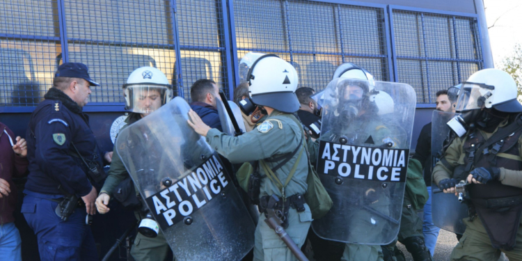 Fermerët protestë në Greqi, bllokojnë rrugën Athinë-Selanik, raportohet për të lënduar gjatë përplasjeve me policinë