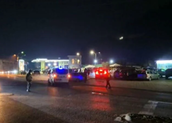 Vrasja e biznesmenit në Elbasan, momenti kur familjarët e viktimës mbërrijnë në vendngjarje