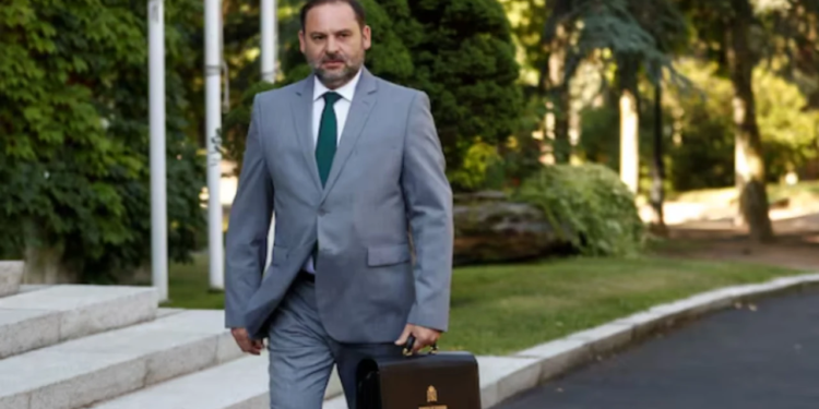 “Mund të arratiset”/ Akuzat për korrupsion, Gjykata Supreme e Spanjës lë në paraburgim ish-ministrin. Rrezikon burgun me..