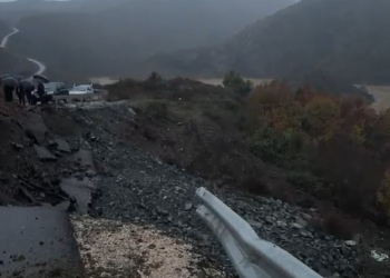 Del nga shtrati lumi Vjosa, përmbyten disa banesa pranë urës së Mifolit