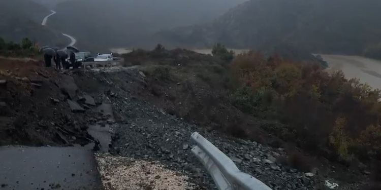 Natë e vështirë për Lezhën, prurjet dëmtojnë argjinaturën në Tale. Në Mirditë problem shembjet