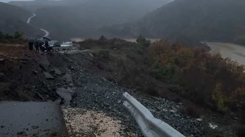 Natë e vështirë për Lezhën, prurjet dëmtojnë argjinaturën në Tale. Në Mirditë problem shembjet