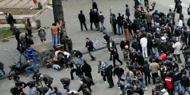 VIDEO-“Gjakos, gjakos”, gazetari zbulon detaje tronditëse nga audio përgjimi i ’21 janarit’: 4 vrasjet janë bërë në 8 sekonda….