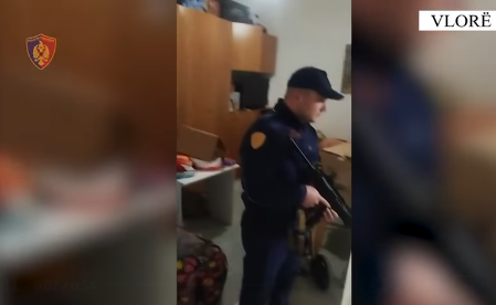 VIDEO- Vlorë, mbante në banesë armë zjarri dhe municion luftarak, pranga 40 vjeçarit