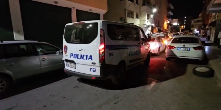Të shtëna me armë zjarri në një banesë në Elbasan? Banorët: Dëgjuam krisma! Dyshimet..