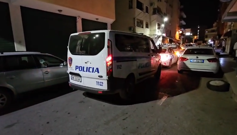 Të shtëna me armë zjarri në një banesë në Elbasan? Banorët: Dëgjuam krisma! Dyshimet..