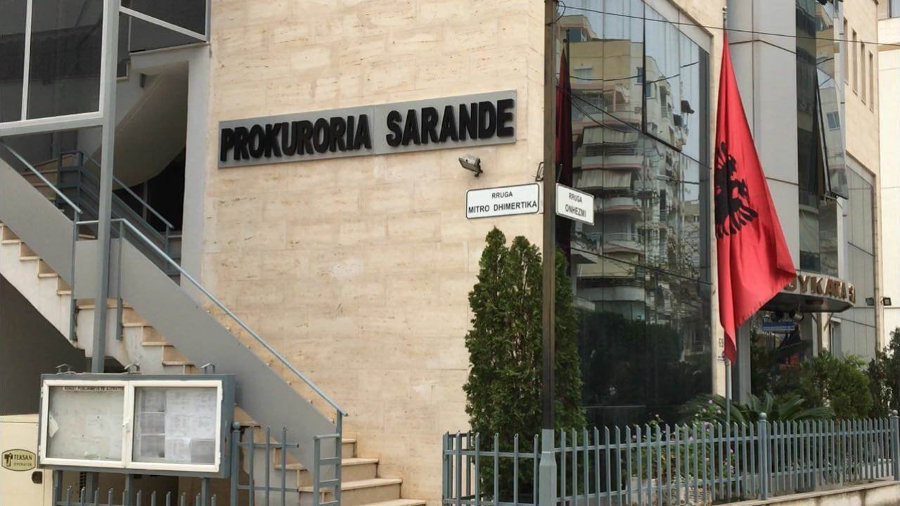 U gjet i pajetë në banesë nga nëna në Ksamil, Prokuroria nuk lejon varrosjen e 40-vjeçarit, trupi niset drejt Tiranës për ekspertizën ligjore