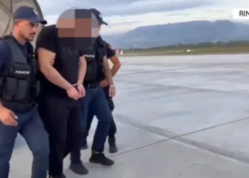 Ishin në kërkim, kapen tre persona në Rinas, mes tyre Denis Xhelili që ‘furnizonte’ Anglinë drogë të klasit A