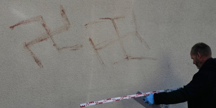 Tronditet Gjermania/ Svastika me gjak në makina e mure banesash, policia heton incidentin misterioz në Frankfurt