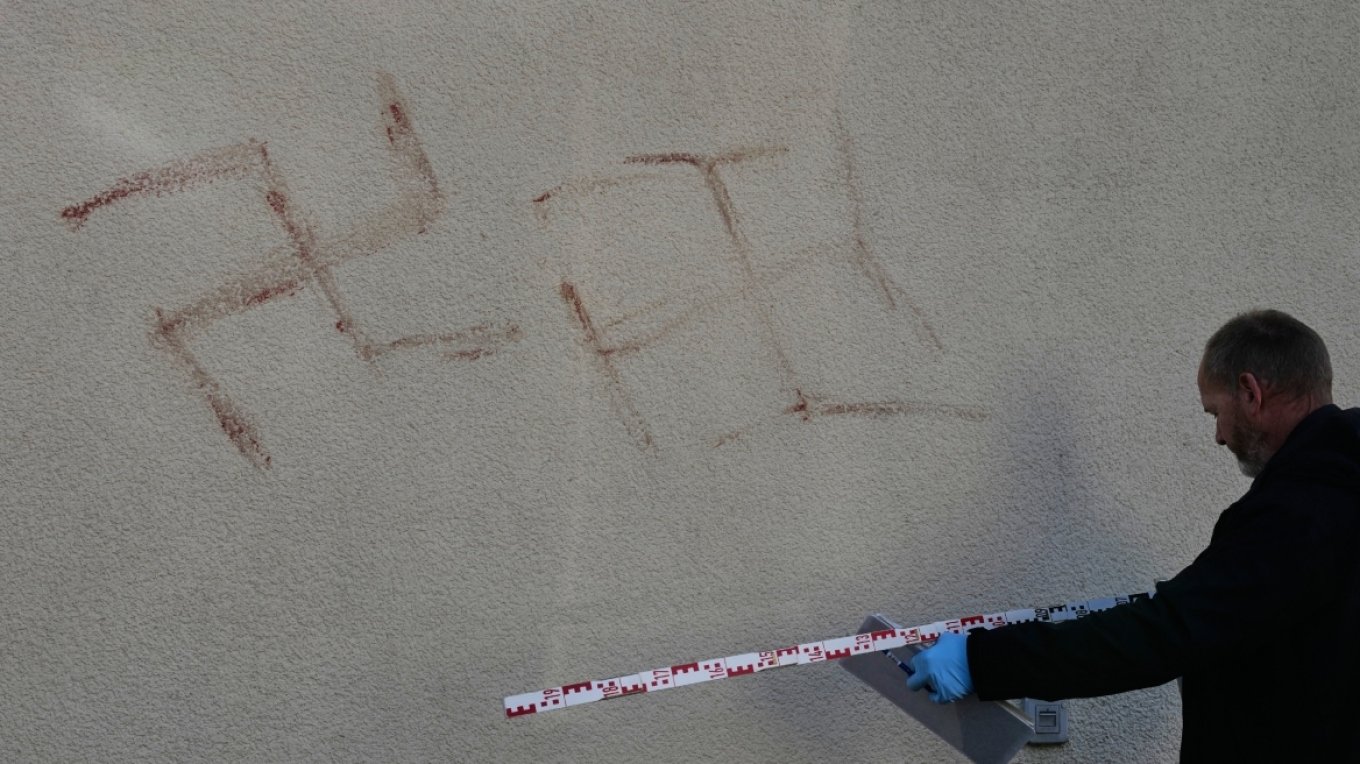 Tronditet Gjermania/ Svastika me gjak në makina e mure banesash, policia heton incidentin misterioz në Frankfurt