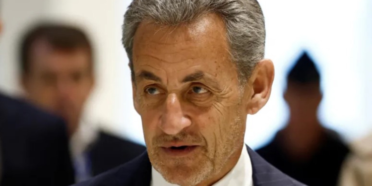 Kaloi 20 ditë në burg, Sarkozy do të publikojë librin “Ditari i një të burgosuri”