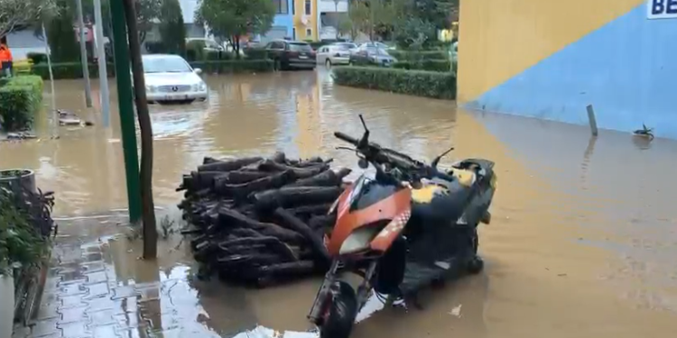 Reshjet në Lezhë, përmbytje në disa lagje, probleme dhe me energjinë elektrike