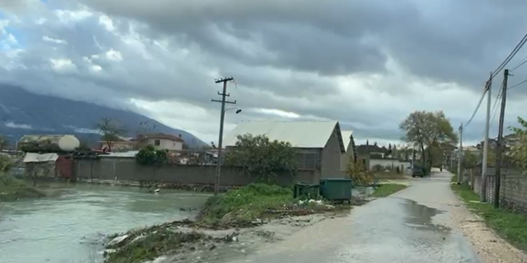 Gjirokastër, përmbytje në disa zona të fshatit Derviçan, uji hynë në oborrin e disa banesave