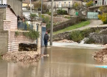Situata nga reshjet e shiut, Ministria e Mbrojtjes: Prani uji në disa banesa dhe bllokim të disa rrugëve. FA dhe strukturat civile, në terren