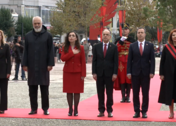 VIDEO / Ceremonia zyrtare për Ditën e Pavarësisë, Vlora bën bashkë Ramën, Begajn dhe Osmanin