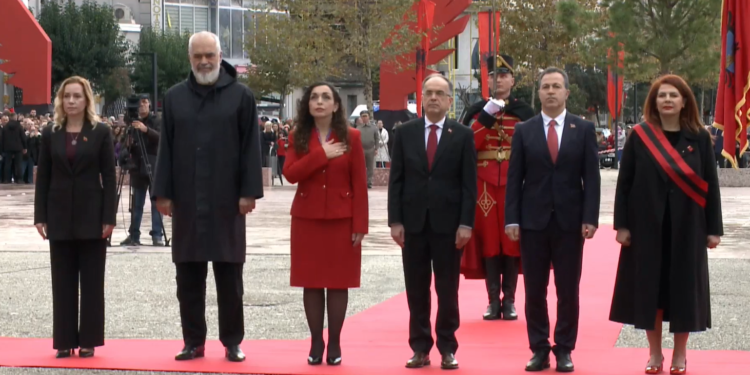 VIDEO / Ceremonia zyrtare për Ditën e Pavarësisë, Vlora bën bashkë Ramën, Begajn dhe Osmanin