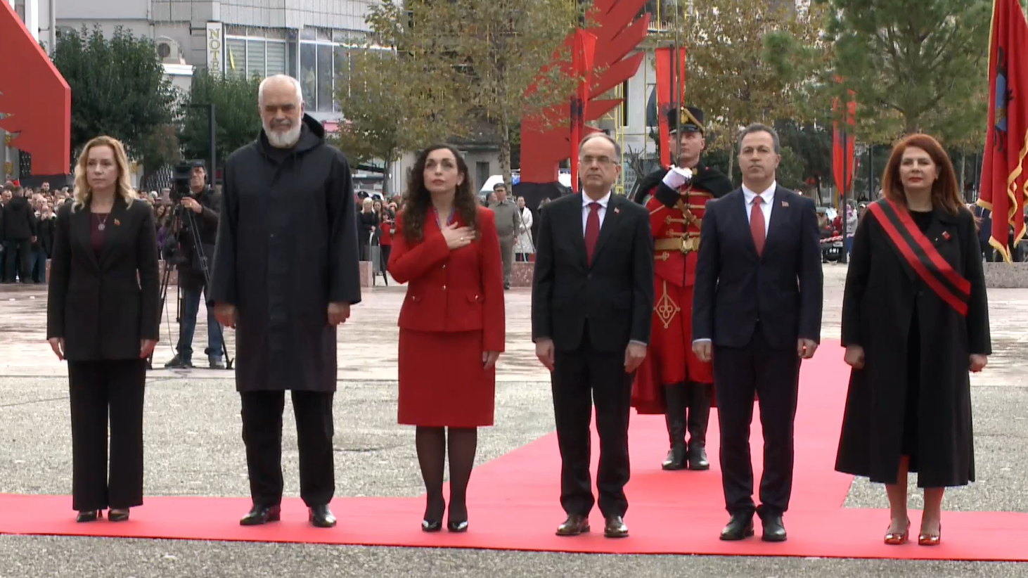 VIDEO / Ceremonia zyrtare për Ditën e Pavarësisë, Vlora bën bashkë Ramën, Begajn dhe Osmanin