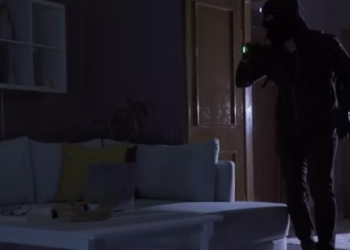 Hajduti i hyn në shtëpi, këngëtarja e famshme dhe nëna e saj e neutralizojnë dhe ia dorëzojnë policisë
