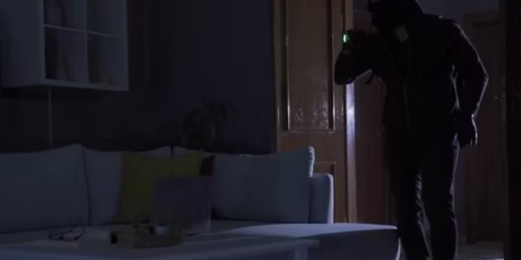 Hajduti i hyn në shtëpi, këngëtarja e famshme dhe nëna e saj e neutralizojnë dhe ia dorëzojnë policisë