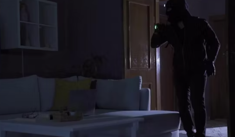 Hajduti i hyn në shtëpi, këngëtarja e famshme dhe nëna e saj e neutralizojnë dhe ia dorëzojnë policisë