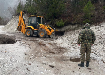 Moti i keq, në Gjirokastër disa akse të bllokuar nga rrëshqitja e dherave